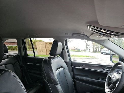 Used 2023 Jeep Grand Cherokee Limited w/ Black Appearance Package image 13