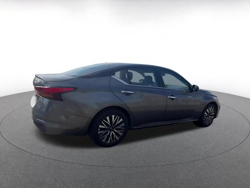Used 2025 Nissan Altima 2.5 SV FWD image 13