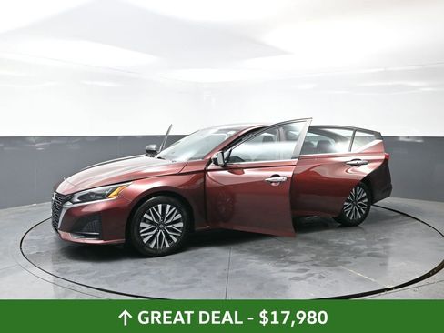Used 2024 Nissan Altima 2.5 SV image 58