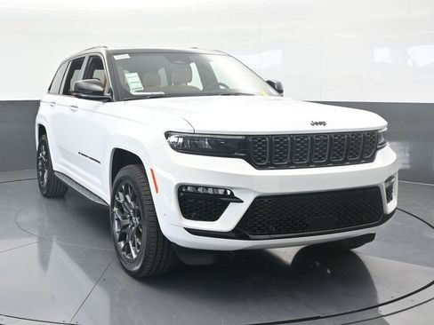 New 2025 Jeep Grand Cherokee Summit image 9