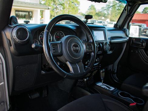 Used 2014 Jeep Wrangler Unlimited Sahara w/ Max Tow Package image 17