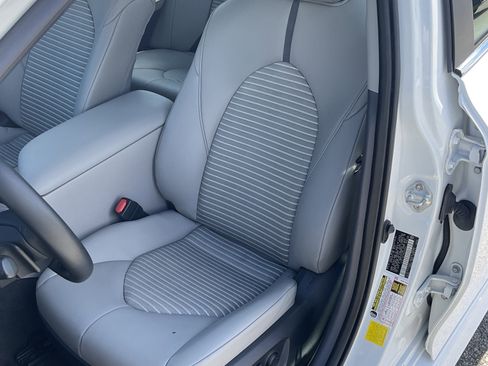 Used 2022 Toyota Camry SE image 6