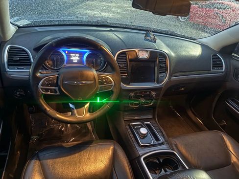 Used 2018 Chrysler 300 Touring L image 8