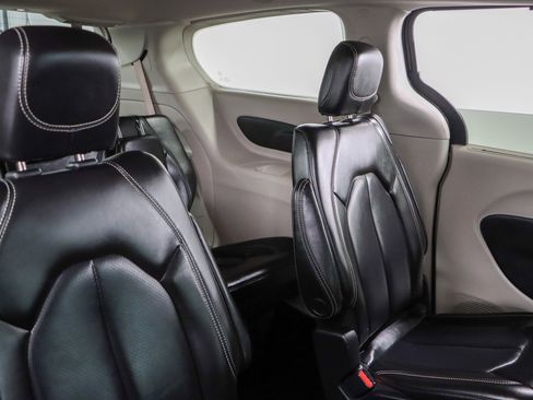 Used 2023 Chrysler Pacifica Touring-L image 28