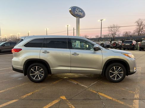 Used 2017 Toyota Highlander XLE image 6