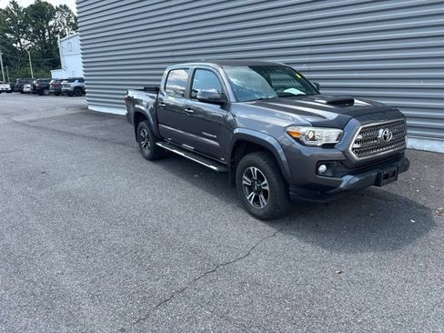 Used 2017 Toyota Tacoma TRD Sport w/ Tow Package (A/T) AWD/4WD image 3