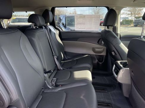 New 2026 Kia Carnival EX FWD image 21