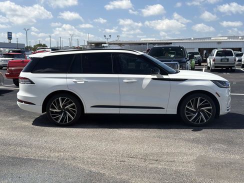 Used 2025 Lincoln Aviator Black Label w/ Jet Appearance Package AWD/4WD image 2