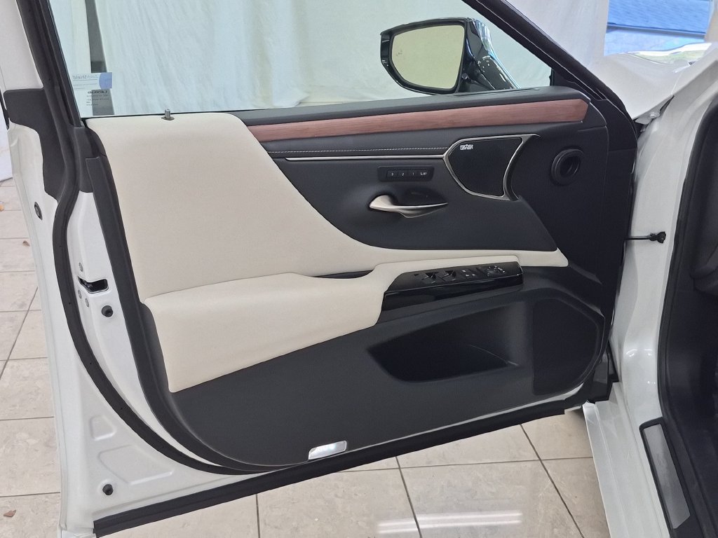 Used 2025 Lexus ES 350 Ultra Luxury w/ Accessory Package (Z1) FWD image 16