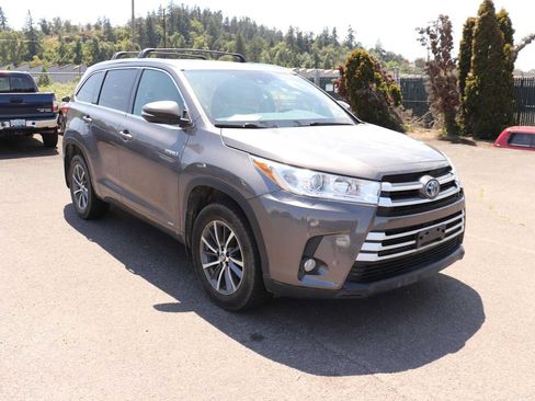 Used 2017 Toyota Highlander XLE AWD/4WD image 3