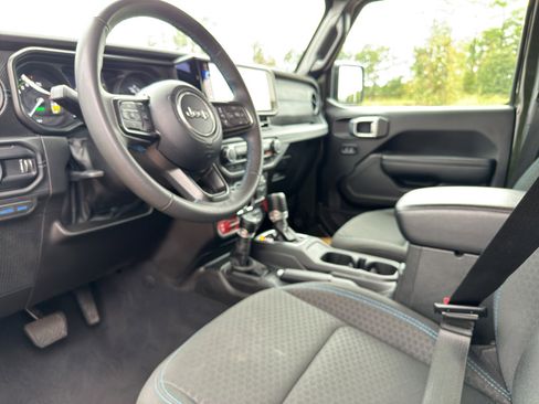 Used 2024 Jeep Wrangler Rubicon image 24