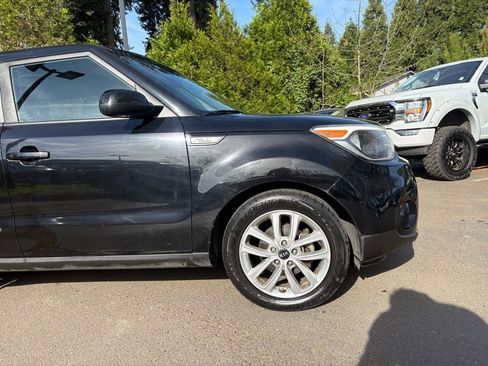 Used 2017 Kia Soul + image 2
