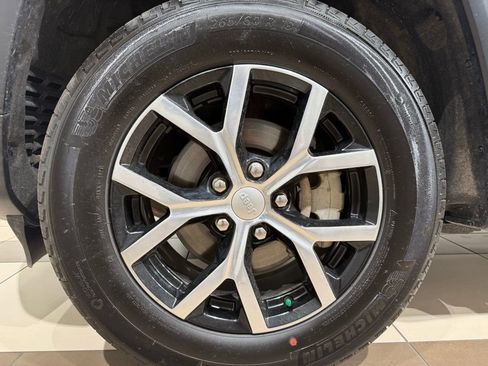 Used 2024 Jeep Grand Cherokee Limited AWD/4WD image 9
