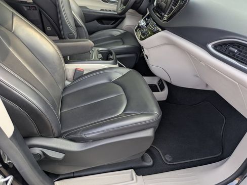 Used 2023 Chrysler Pacifica Touring-L FWD image 43