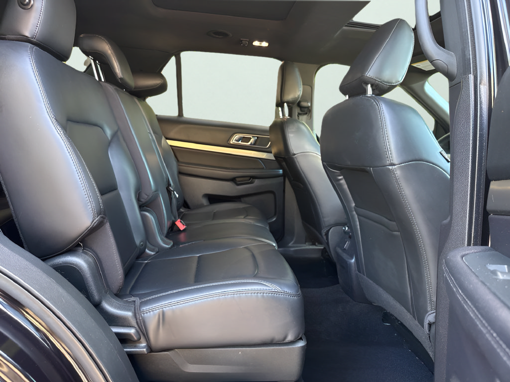 Used 2019 Ford Explorer XLT w/ Equipment Group 202A AWD/4WD image 39