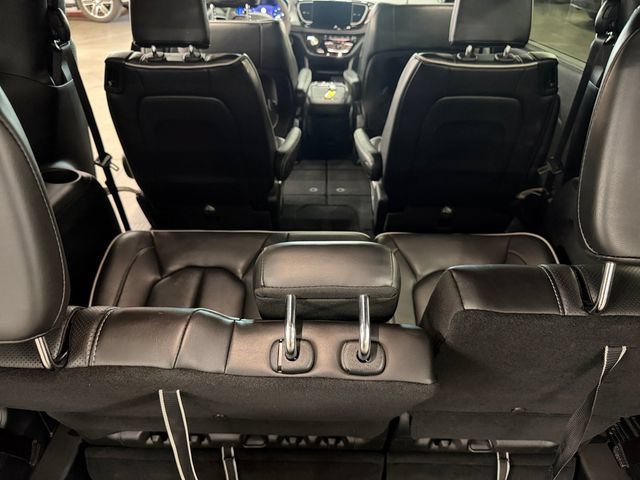 Used 2025 Chrysler Pacifica Limited FWD image 19