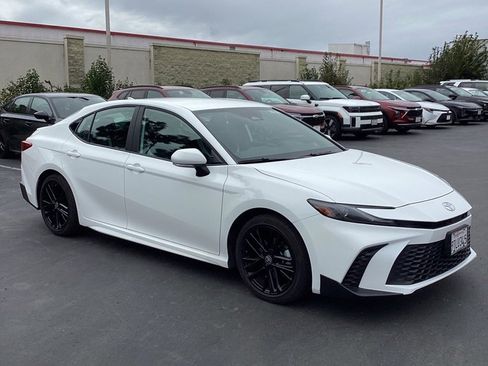 Used 2025 Toyota Camry SE image 4