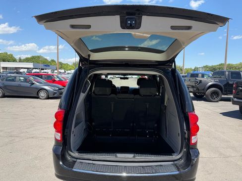 Used 2016 Dodge Grand Caravan SXT FWD image 12