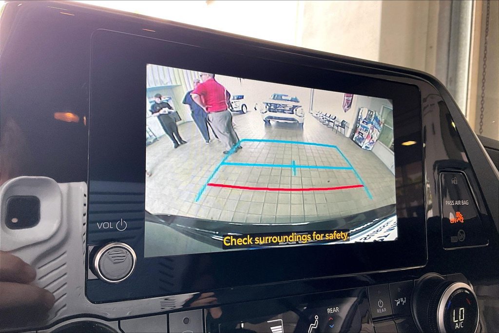 Used 2025 Toyota Highlander LE FWD image 12