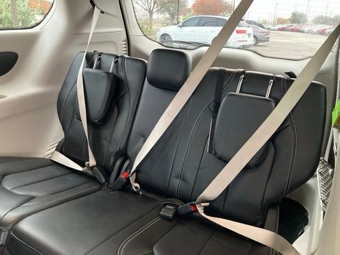 Used 2024 Chrysler Pacifica Touring-L image 12