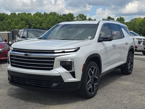 Used 2025 Chevrolet Traverse High Country FWD image 1