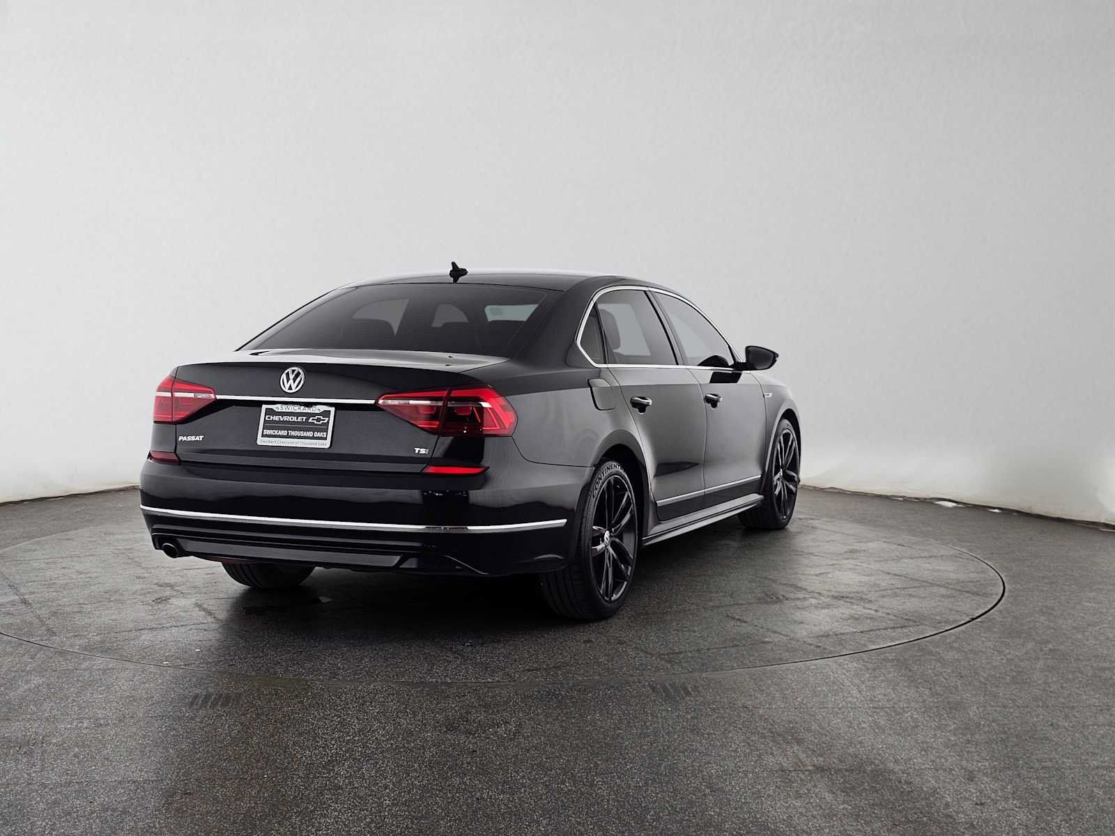 Used 2017 Volkswagen Passat 1.8T R-Line FWD image 3