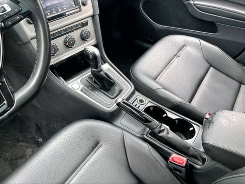 Used 2017 Volkswagen Golf SE image 13