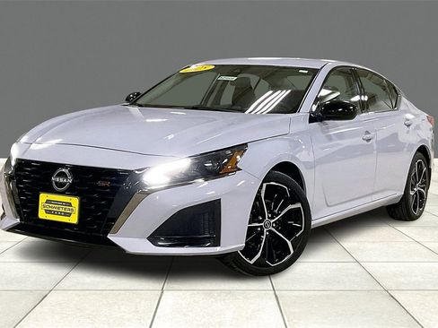 Used 2025 Nissan Altima 2.5 SR image 2
