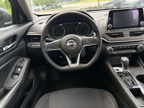 Used 2025 Nissan Altima 2.5 SV FWD image 26