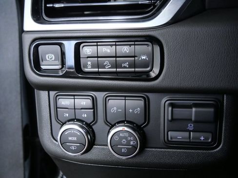 Used 2025 GMC Yukon Denali w/ Sun & Power Step Package AWD/4WD image 28