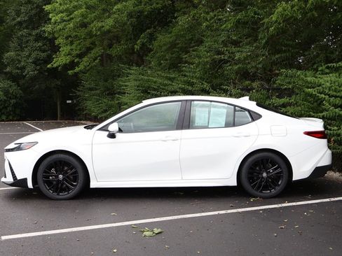 Used 2025 Toyota Camry SE FWD image 4