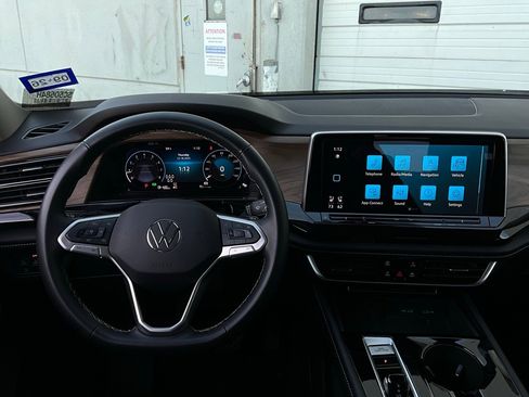Used 2025 Volkswagen Atlas SE image 15