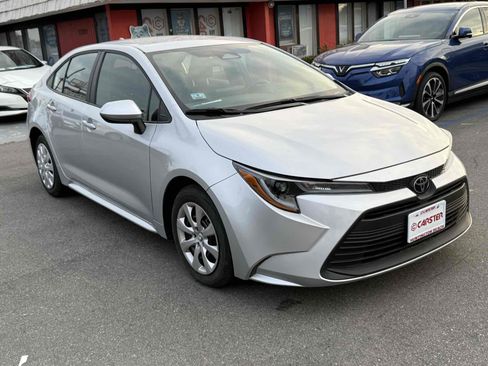 Used 2025 Toyota Corolla LE FWD image 2