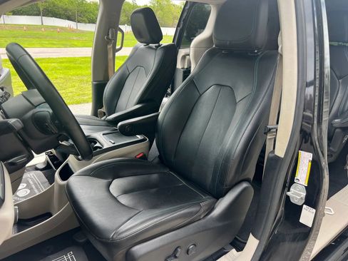 Used 2021 Chrysler Pacifica Touring-L FWD image 10
