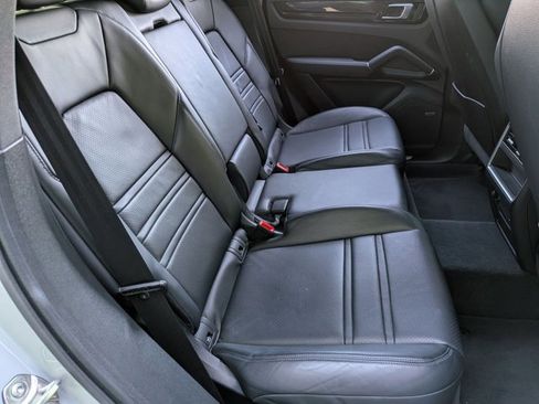 Used 2023 Porsche Cayenne Platinum Edition image 18