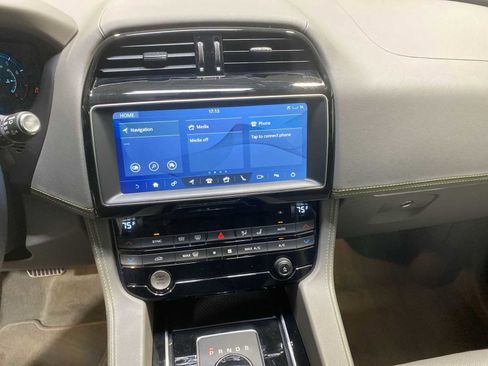 Used 2017 Jaguar F-PACE R-Sport image 16