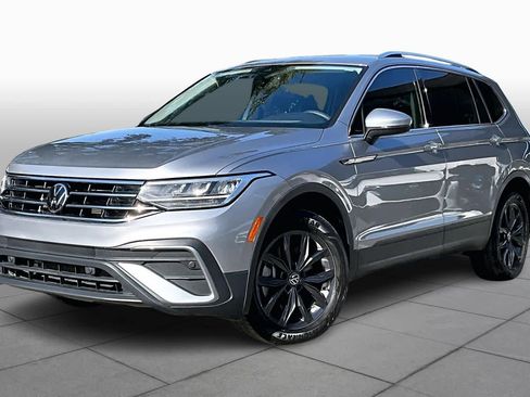 Used 2022 Volkswagen Tiguan SE image 1