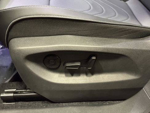 Certified 2025 Volkswagen Tiguan SE R-Line image 21