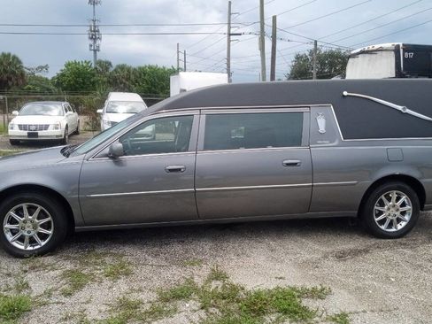Used 2011 Cadillac DTS Limousine image 1