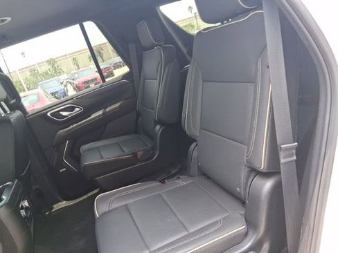 Used 2024 GMC Yukon SLT w/ SLT Luxury Package RWD image 17