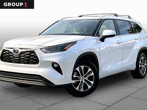 Used 2024 Toyota Highlander XLE FWD image 1