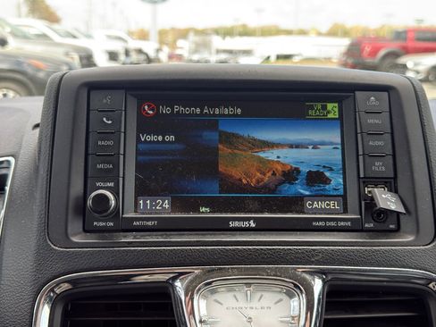 Used 2015 Chrysler Town & Country Touring w/ Driver Convenience Group image 19