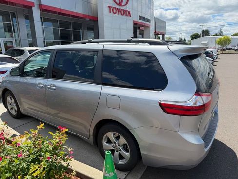 Used 2017 Toyota Sienna LE FWD image 2