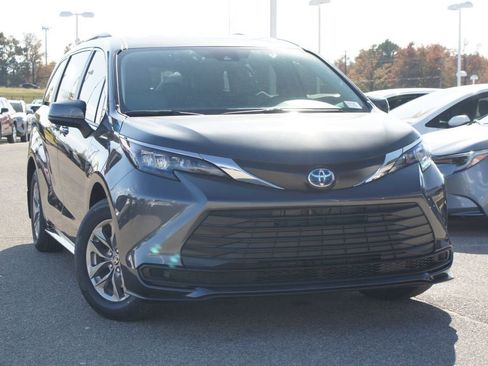 Used 2025 Toyota Sienna LE image 25