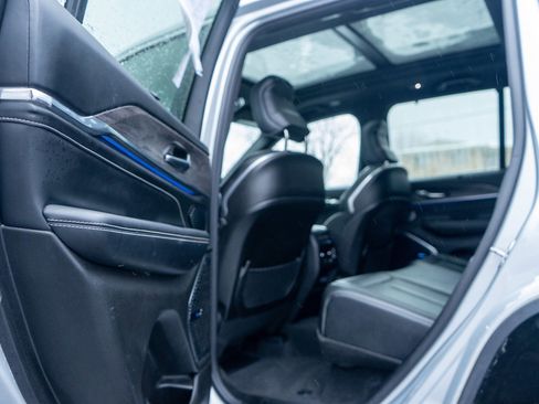 Used 2022 Jeep Grand Cherokee Overland w/ Adv Protech Group III image 31