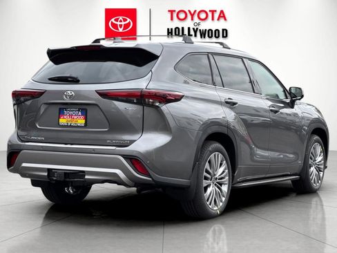 New 2026 Toyota Highlander Platinum AWD/4WD image 4
