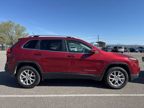 Used 2017 Jeep Cherokee Latitude w/ Comfort/Convenience Group AWD/4WD image 5