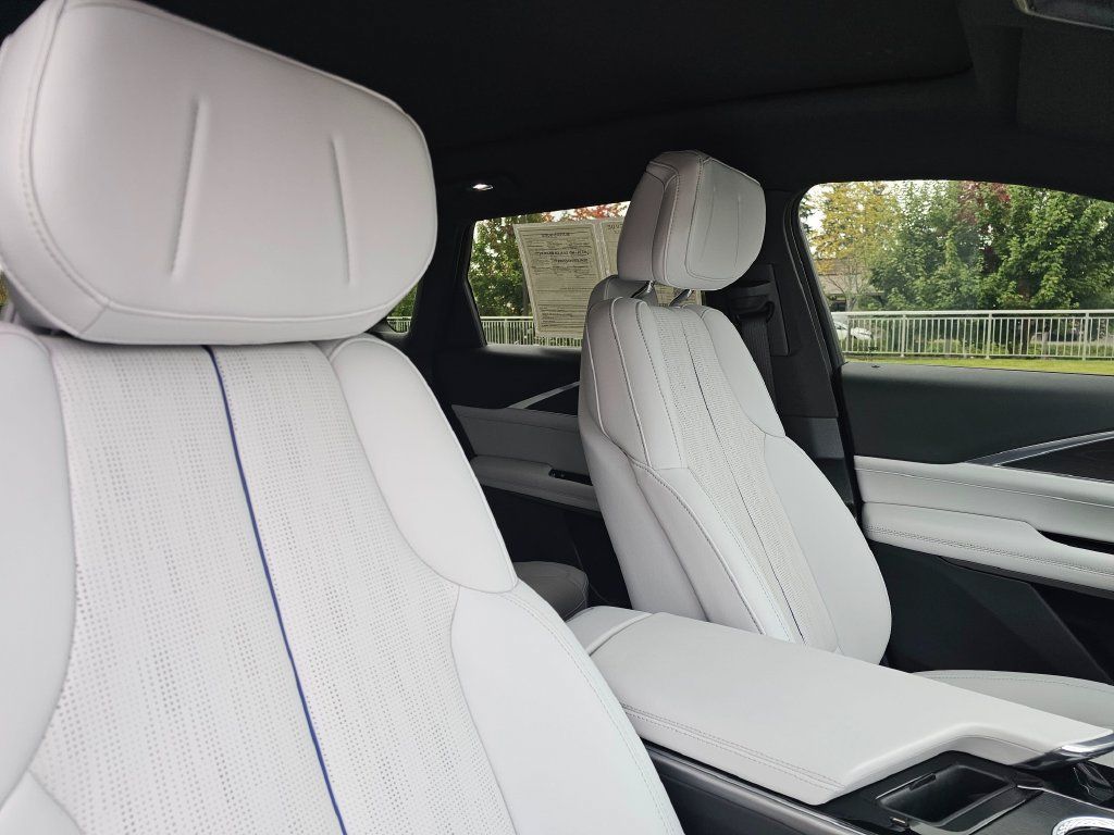 Certified 2024 Cadillac Lyriq Luxury AWD/4WD image 11