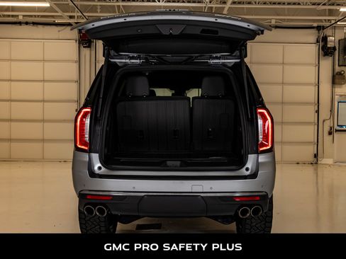 Used 2023 GMC Yukon AT4 w/ Technology Package AWD/4WD image 9