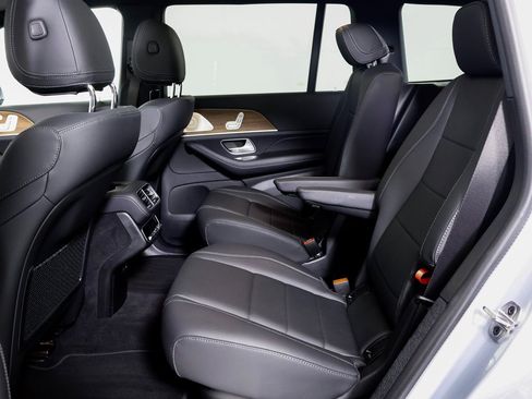 Used 2025 Mercedes-Benz GLS 450 4MATIC image 11